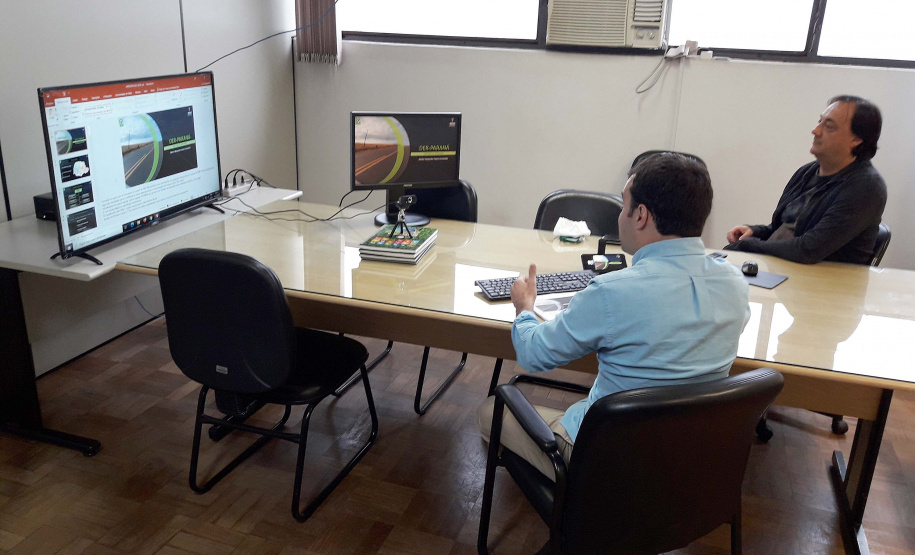 O Departamento de Estradas de Rodagem do Paraná (DER/PR) realiza uma série de apresentações pela internet, ao vivo, sobre suas obras, programas de conservação, serviços e planejamento para os próximos anos. A iniciativa “Conversas com o DER” pode ser acompanhada pelo Youtube no canal do DER/PR. As apresentações duram cerca de uma hora e ficam disponíveis no Youtube e no portal do DER/PR: www.der.pr.gov.br. Foto: DER