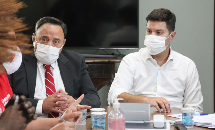 Representantes da APP-Sindicato e professores estiveram reunidos nesta terça-feira (17) na Casa Civil do Governo do Estado para tratar de demandas específicas dos funcionários temporários, contratados pelo regime de Processo Seletivo Simplificado (PSS). Participaram da reunião o chefe da Casa Civil, Guto Silva; o diretor-geral da Secretaria de Estado da Educação, Glaucio Dias, e o líder do governo na Assembleia Legislativa, deputado Hussein Bakri. Foto:AEN