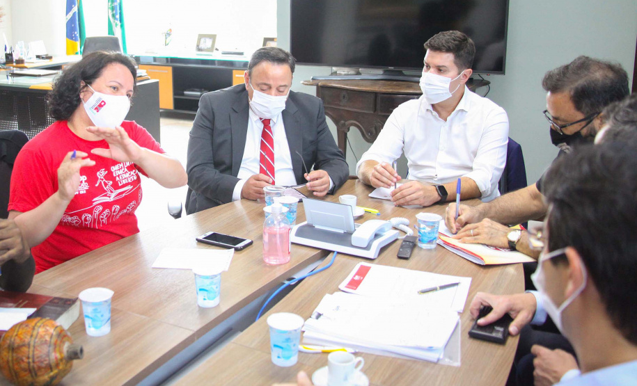 Representantes da APP-Sindicato e professores estiveram reunidos nesta terça-feira (17) na Casa Civil do Governo do Estado para tratar de demandas específicas dos funcionários temporários, contratados pelo regime de Processo Seletivo Simplificado (PSS). Participaram da reunião o chefe da Casa Civil, Guto Silva; o diretor-geral da Secretaria de Estado da Educação, Glaucio Dias, e o líder do governo na Assembleia Legislativa, deputado Hussein Bakri. Foto:AEN