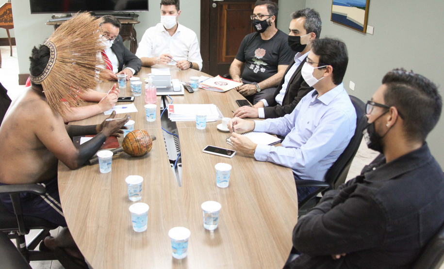 Representantes da APP-Sindicato e professores estiveram reunidos nesta terça-feira (17) na Casa Civil do Governo do Estado para tratar de demandas específicas dos funcionários temporários, contratados pelo regime de Processo Seletivo Simplificado (PSS). Participaram da reunião o chefe da Casa Civil, Guto Silva; o diretor-geral da Secretaria de Estado da Educação, Glaucio Dias, e o líder do governo na Assembleia Legislativa, deputado Hussein Bakri. Foto:AEN