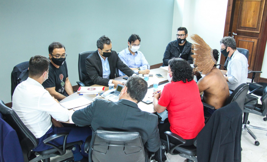 Representantes da APP-Sindicato e professores estiveram reunidos nesta terça-feira (17) na Casa Civil do Governo do Estado para tratar de demandas específicas dos funcionários temporários, contratados pelo regime de Processo Seletivo Simplificado (PSS). Participaram da reunião o chefe da Casa Civil, Guto Silva; o diretor-geral da Secretaria de Estado da Educação, Glaucio Dias, e o líder do governo na Assembleia Legislativa, deputado Hussein Bakri. Foto:AEN