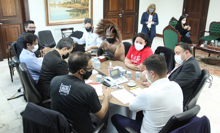 Representantes da APP-Sindicato e professores estiveram reunidos nesta terça-feira (17) na Casa Civil do Governo do Estado para tratar de demandas específicas dos funcionários temporários, contratados pelo regime de Processo Seletivo Simplificado (PSS). Participaram da reunião o chefe da Casa Civil, Guto Silva; o diretor-geral da Secretaria de Estado da Educação, Glaucio Dias, e o líder do governo na Assembleia Legislativa, deputado Hussein Bakri. Foto:AEN