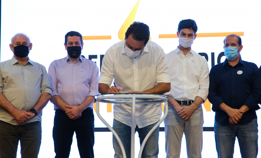 Copel Palotina O governador Carlos Massa Ratinho Junior e o presidente da Copel, Daniel Pimentel Slaviero, apresentam nesta quarta-feira (18), em Palotina, no Oeste do Estado, uma chamada pública para a contratação de energia proveniente de autogeradores, na CVale em Palotina.Palotina, 18/11/2020 - Foto: Geraldo Bubniak/AEN