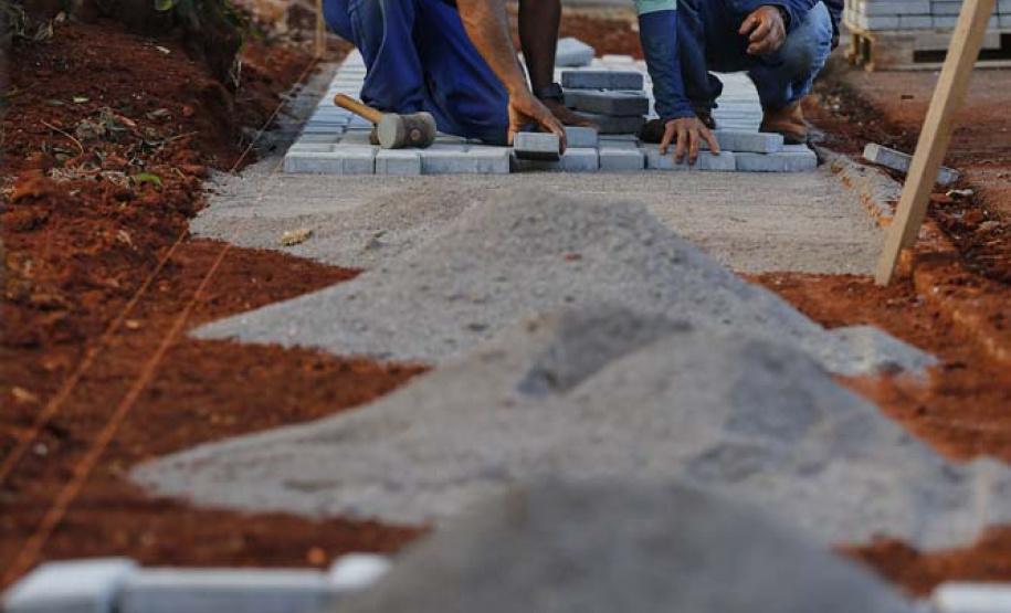 BRAGANEY - 23-10-2020 - Obras de Pavimentação asfáltica e calçada na cidade de Braganey - Foto : Jonathan Campos / AEN