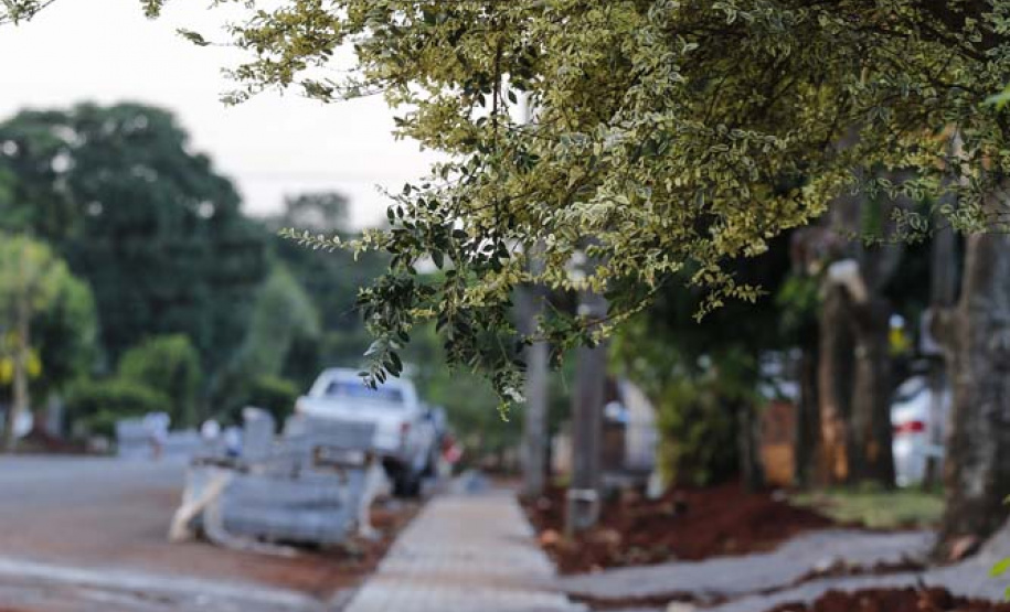 BRAGANEY - 23-10-2020 - Obras de Pavimentação asfáltica e calçada na cidade de Braganey - Foto : Jonathan Campos / AEN