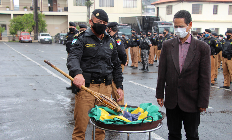 A Polícia Militar comemorou nesta quinta-feira (19), em todo Estado, o Dia da Bandeira. Nas unidades da Capital e do Interior foi feita a cerimônia alusiva com a incineração da Bandeira Nacional, sendo substituída por outra nova. Foto: SESP