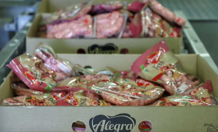 Com sede em Castro, a Alegra abate 3200 suínos por dia e produz cerca de 140 toneladas de produtos diariamente, o que leva a uma média mensal de 3300 toneladas de carnes industrializadas por mês.