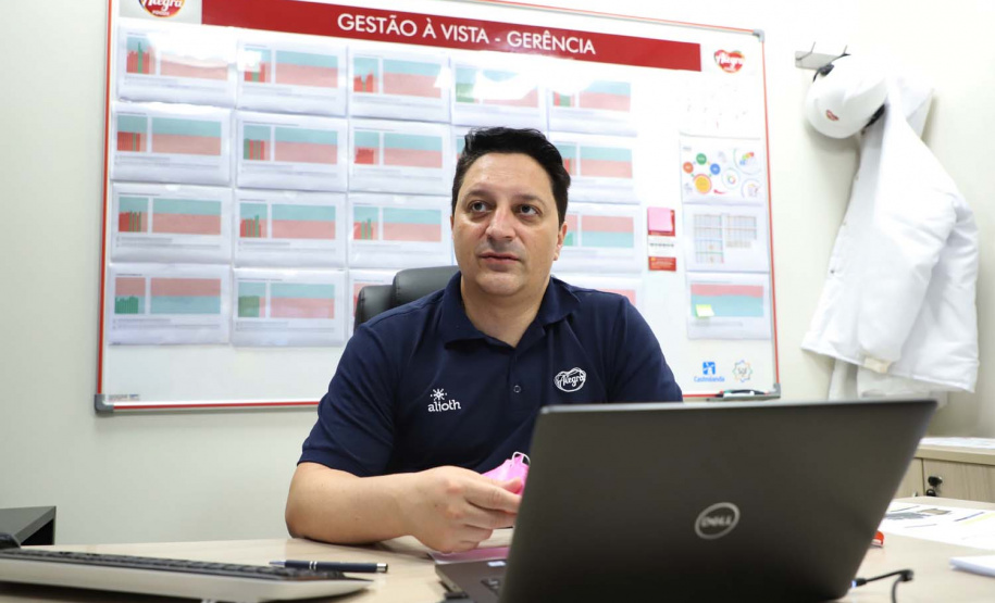 Com sede em Castro, a Alegra abate 3200 suínos por dia e produz cerca de 140 toneladas de produtos diariamente, o que leva a uma média mensal de 3300 toneladas de carnes industrializadas por mês.