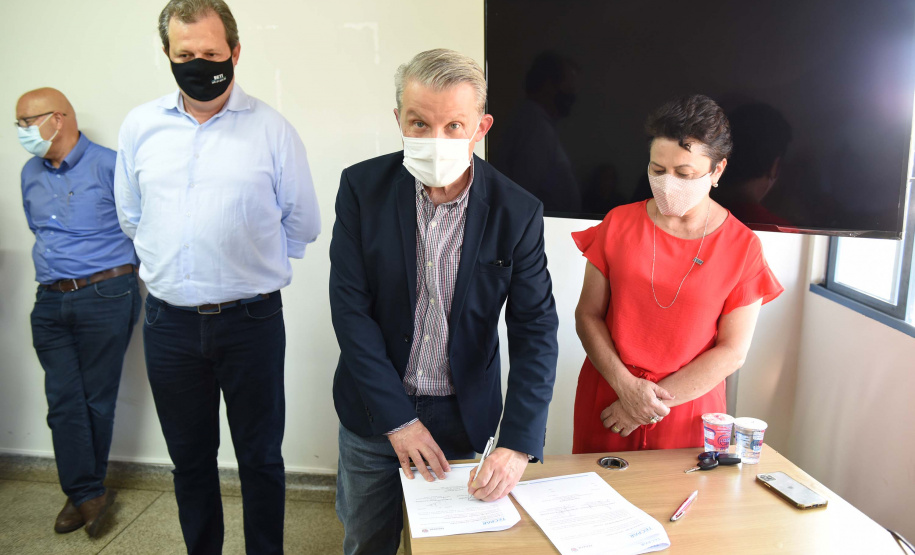 O Tecpar (Instituto de Tecnologia do Paraná) e a Universidade Estadual do Norte do Paraná (UENP) firmaram nesta quinta-feira (19) uma parceria para fortalecer a pesquisa e o desenvolvimento de soluções tecnológicas no Paraná. O acordo prevê a contribuição para o desenvolvimento de soluções científicas, tecnológicas e inovadoras voltadas aos setores privado e público. Foto: Tecpar