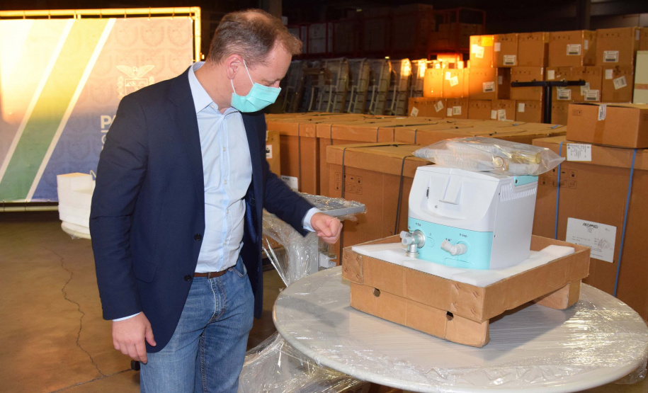 A Secretaria de Estado da Saúde cedeu 12 respiradores e 12 monitores para equipar leitos de UTI exclusivos Covid-19 para a Secretaria Municipal de Curitiba. Os equipamentos serão levados ao Hospital Universitário Evangélico Mackenzie para ativação de 12 UTIs nesta sexta-feira (20). Foto: Américo Antonio/SESA