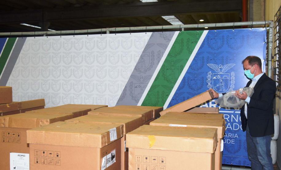 A Secretaria de Estado da Saúde cedeu 12 respiradores e 12 monitores para equipar leitos de UTI exclusivos Covid-19 para a Secretaria Municipal de Curitiba. Os equipamentos serão levados ao Hospital Universitário Evangélico Mackenzie para ativação de 12 UTIs nesta sexta-feira (20). Foto: Américo Antonio/SESA