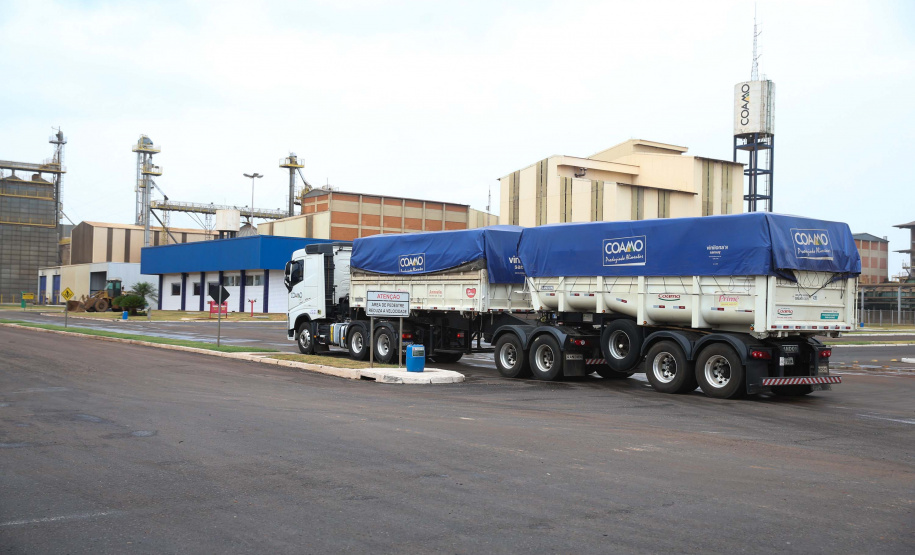 Feito no parana Coamo FEITO NO PARANA - Coamo cooperativa agro-industrial , a maior cooperativa da América Latina, com sede em Campo Mourão. Tem na linha alimentícia as marcas Primê, Sollus, Dualis e Anniela produz óleo de soja refinado, café torrado e moído, margarinas, farinha de trigo e gordura vegetal hidrogenada. 09/10/2020 - Foto: Geraldo Bubniak/AEN
