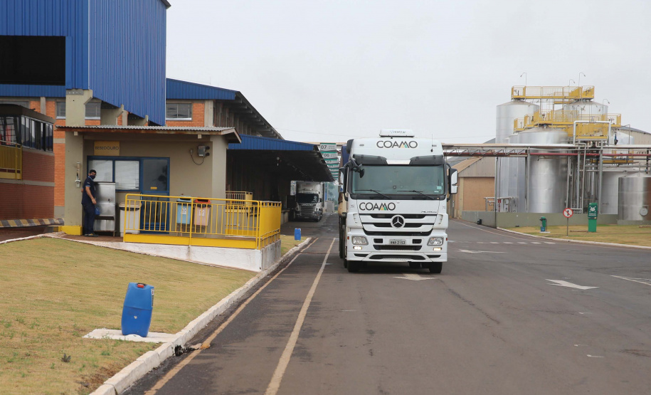 Feito no parana Coamo FEITO NO PARANA - Coamo cooperativa agro-industrial , a maior cooperativa da América Latina, com sede em Campo Mourão. Tem na linha alimentícia as marcas Primê, Sollus, Dualis e Anniela produz óleo de soja refinado, café torrado e moído, margarinas, farinha de trigo e gordura vegetal hidrogenada. 09/10/2020 - Foto: Geraldo Bubniak/AEN