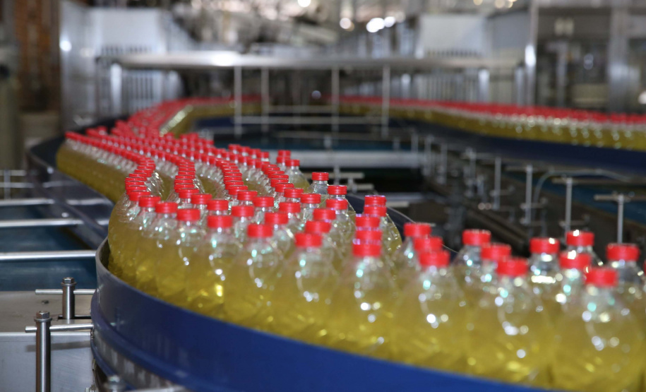 Feito no parana Coamo FEITO NO PARANA - Coamo cooperativa agro-industrial , a maior cooperativa da América Latina, com sede em Campo Mourão. Tem na linha alimentícia as marcas Primê, Sollus, Dualis e Anniela produz óleo de soja refinado, café torrado e moído, margarinas, farinha de trigo e gordura vegetal hidrogenada. 09/10/2020 - Foto: Geraldo Bubniak/AEN