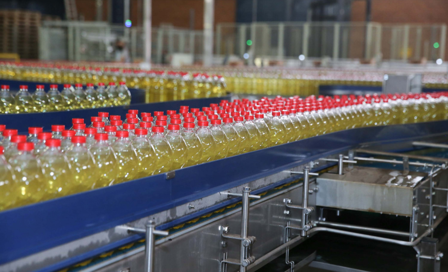 Feito no parana Coamo FEITO NO PARANA - Coamo cooperativa agro-industrial , a maior cooperativa da América Latina, com sede em Campo Mourão. Tem na linha alimentícia as marcas Primê, Sollus, Dualis e Anniela produz óleo de soja refinado, café torrado e moído, margarinas, farinha de trigo e gordura vegetal hidrogenada. 09/10/2020 - Foto: Geraldo Bubniak/AEN