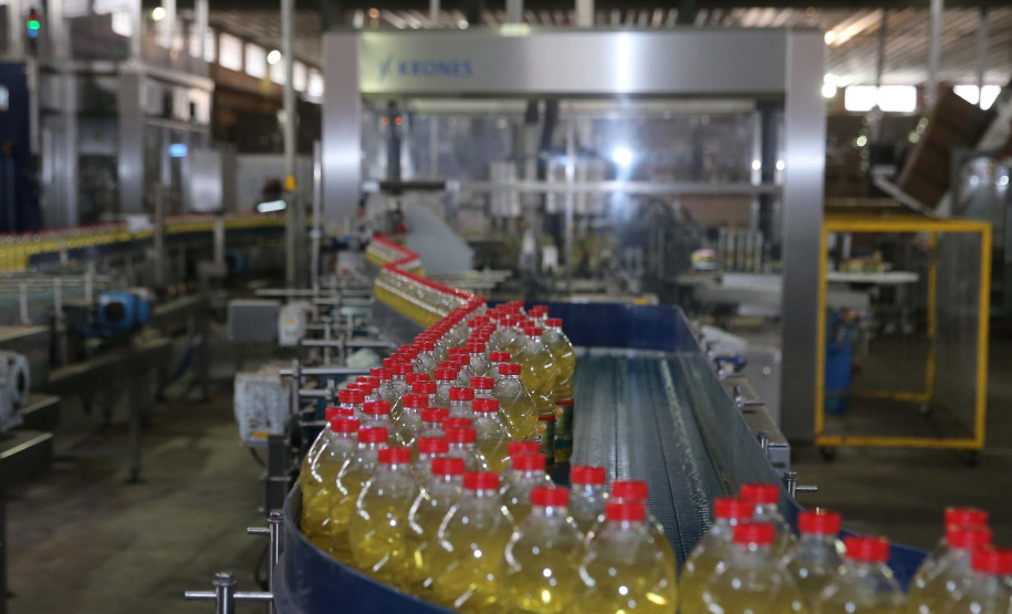 Feito no parana Coamo FEITO NO PARANA - Coamo cooperativa agro-industrial , a maior cooperativa da América Latina, com sede em Campo Mourão. Tem na linha alimentícia as marcas Primê, Sollus, Dualis e Anniela produz óleo de soja refinado, café torrado e moído, margarinas, farinha de trigo e gordura vegetal hidrogenada. 09/10/2020 - Foto: Geraldo Bubniak/AEN