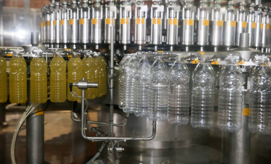 Feito no parana Coamo FEITO NO PARANA - Coamo cooperativa agro-industrial , a maior cooperativa da América Latina, com sede em Campo Mourão. Tem na linha alimentícia as marcas Primê, Sollus, Dualis e Anniela produz óleo de soja refinado, café torrado e moído, margarinas, farinha de trigo e gordura vegetal hidrogenada. 09/10/2020 - Foto: Geraldo Bubniak/AEN