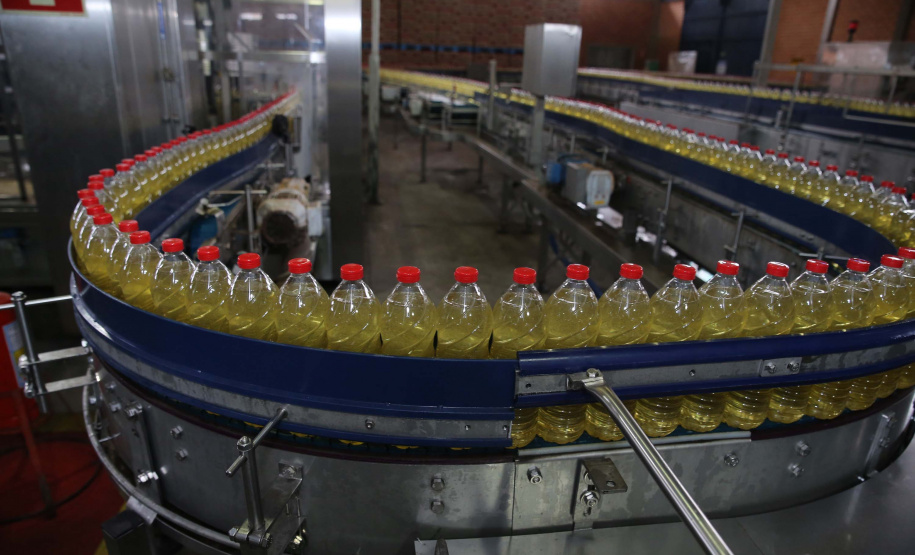 Feito no parana Coamo FEITO NO PARANA - Coamo cooperativa agro-industrial , a maior cooperativa da América Latina, com sede em Campo Mourão. Tem na linha alimentícia as marcas Primê, Sollus, Dualis e Anniela produz óleo de soja refinado, café torrado e moído, margarinas, farinha de trigo e gordura vegetal hidrogenada. 09/10/2020 - Foto: Geraldo Bubniak/AEN