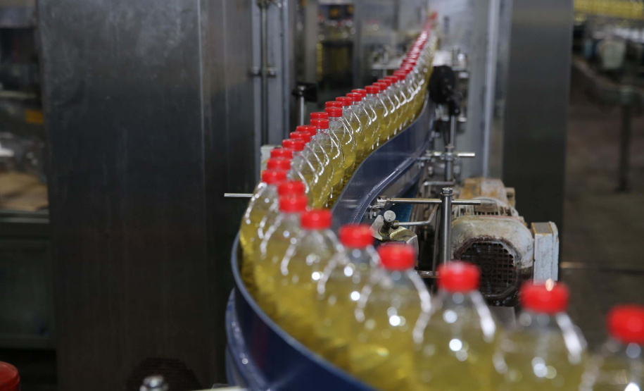 Feito no parana Coamo FEITO NO PARANA - Coamo cooperativa agro-industrial , a maior cooperativa da América Latina, com sede em Campo Mourão. Tem na linha alimentícia as marcas Primê, Sollus, Dualis e Anniela produz óleo de soja refinado, café torrado e moído, margarinas, farinha de trigo e gordura vegetal hidrogenada. 09/10/2020 - Foto: Geraldo Bubniak/AEN