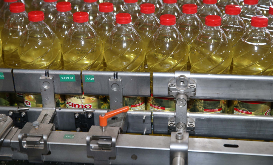 Feito no parana Coamo FEITO NO PARANA - Coamo cooperativa agro-industrial , a maior cooperativa da América Latina, com sede em Campo Mourão. Tem na linha alimentícia as marcas Primê, Sollus, Dualis e Anniela produz óleo de soja refinado, café torrado e moído, margarinas, farinha de trigo e gordura vegetal hidrogenada. 09/10/2020 - Foto: Geraldo Bubniak/AEN