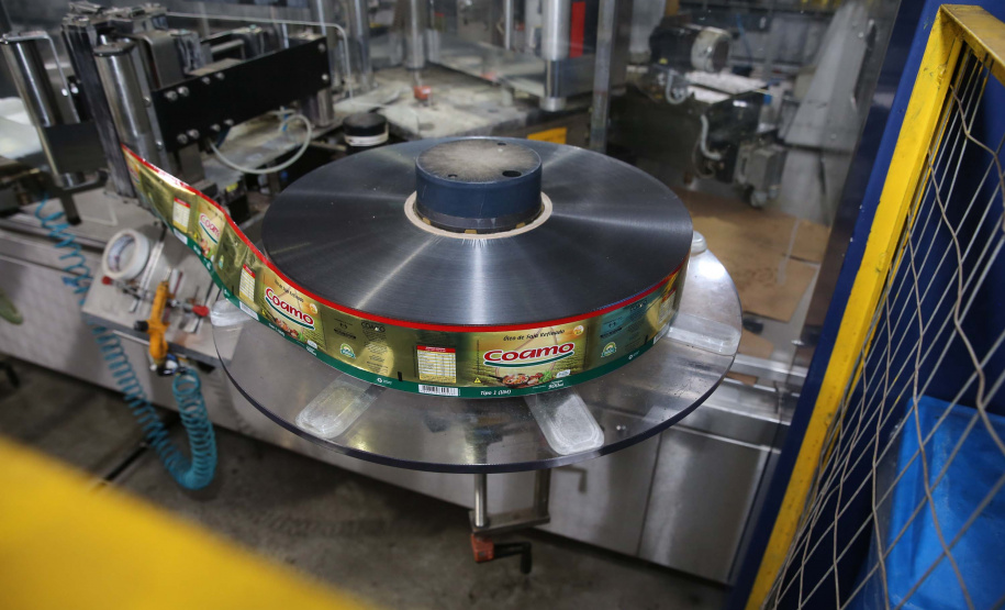 Feito no parana Coamo FEITO NO PARANA - Coamo cooperativa agro-industrial , a maior cooperativa da América Latina, com sede em Campo Mourão. Tem na linha alimentícia as marcas Primê, Sollus, Dualis e Anniela produz óleo de soja refinado, café torrado e moído, margarinas, farinha de trigo e gordura vegetal hidrogenada. 09/10/2020 - Foto: Geraldo Bubniak/AEN