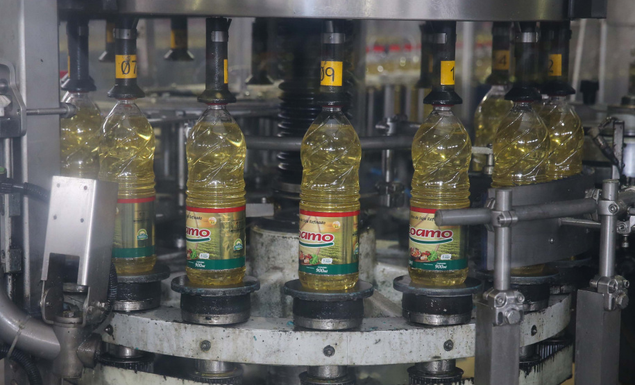 Feito no parana Coamo FEITO NO PARANA - Coamo cooperativa agro-industrial , a maior cooperativa da América Latina, com sede em Campo Mourão. Tem na linha alimentícia as marcas Primê, Sollus, Dualis e Anniela produz óleo de soja refinado, café torrado e moído, margarinas, farinha de trigo e gordura vegetal hidrogenada. 09/10/2020 - Foto: Geraldo Bubniak/AEN