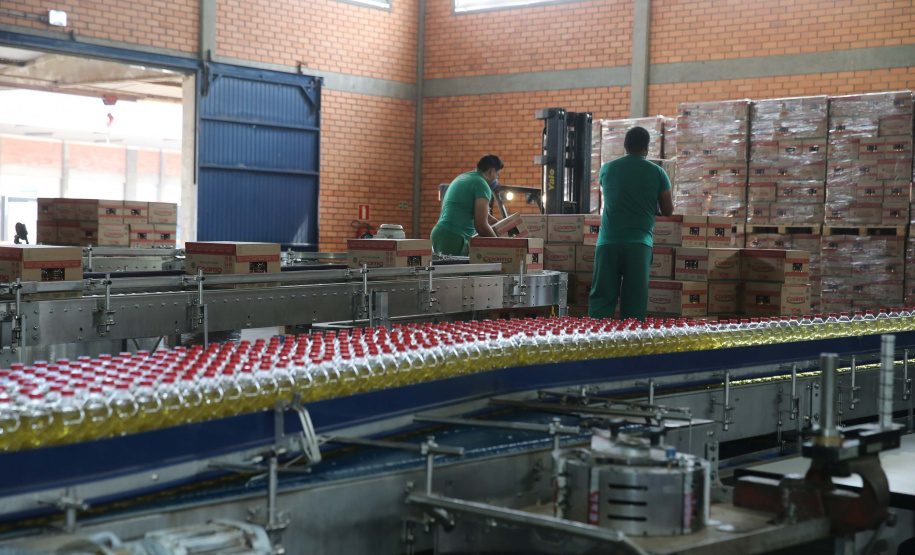 Feito no parana Coamo FEITO NO PARANA - Coamo cooperativa agro-industrial , a maior cooperativa da América Latina, com sede em Campo Mourão. Tem na linha alimentícia as marcas Primê, Sollus, Dualis e Anniela produz óleo de soja refinado, café torrado e moído, margarinas, farinha de trigo e gordura vegetal hidrogenada. 09/10/2020 - Foto: Geraldo Bubniak/AEN