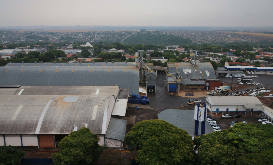 Feito no parana Coamo FEITO NO PARANA - Coamo cooperativa agro-industrial , a maior cooperativa da América Latina, com sede em Campo Mourão. Tem na linha alimentícia as marcas Primê, Sollus, Dualis e Anniela produz óleo de soja refinado, café torrado e moído, margarinas, farinha de trigo e gordura vegetal hidrogenada. 09/10/2020 - Foto: Geraldo Bubniak/AEN