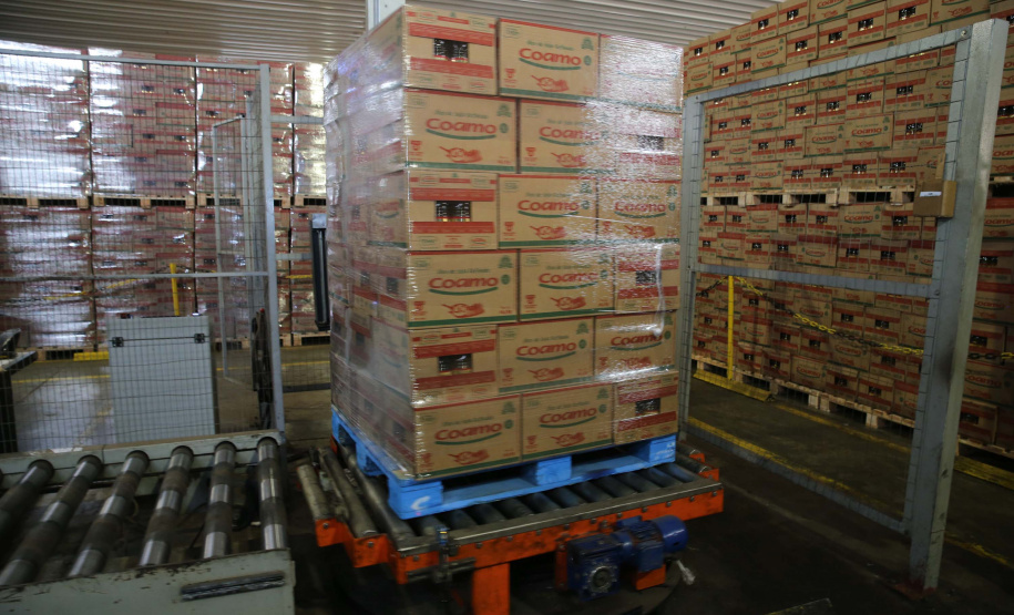 Feito no parana Coamo FEITO NO PARANA - Coamo cooperativa agro-industrial , a maior cooperativa da América Latina, com sede em Campo Mourão. Tem na linha alimentícia as marcas Primê, Sollus, Dualis e Anniela produz óleo de soja refinado, café torrado e moído, margarinas, farinha de trigo e gordura vegetal hidrogenada. 09/10/2020 - Foto: Geraldo Bubniak/AEN