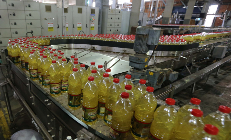 Feito no parana Coamo FEITO NO PARANA - Coamo cooperativa agro-industrial , a maior cooperativa da América Latina, com sede em Campo Mourão. Tem na linha alimentícia as marcas Primê, Sollus, Dualis e Anniela produz óleo de soja refinado, café torrado e moído, margarinas, farinha de trigo e gordura vegetal hidrogenada. 09/10/2020 - Foto: Geraldo Bubniak/AEN