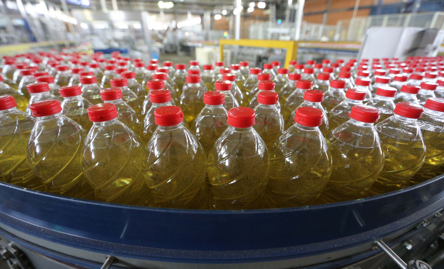 Feito no parana Coamo FEITO NO PARANA - Coamo cooperativa agro-industrial , a maior cooperativa da América Latina, com sede em Campo Mourão. Tem na linha alimentícia as marcas Primê, Sollus, Dualis e Anniela produz óleo de soja refinado, café torrado e moído, margarinas, farinha de trigo e gordura vegetal hidrogenada. 09/10/2020 - Foto: Geraldo Bubniak/AEN