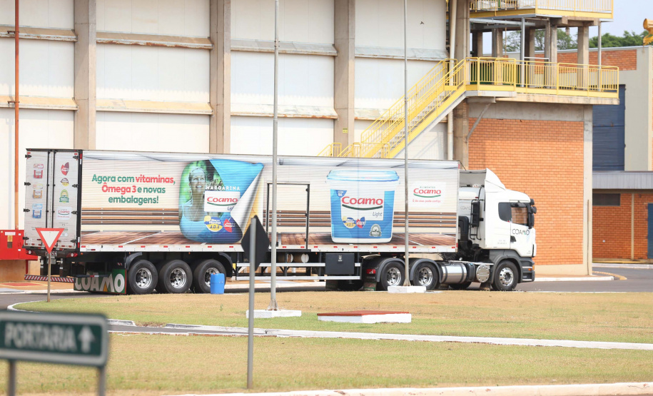 Feito no parana Coamo FEITO NO PARANA - Coamo cooperativa agro-industrial , a maior cooperativa da América Latina, com sede em Campo Mourão. Tem na linha alimentícia as marcas Primê, Sollus, Dualis e Anniela produz óleo de soja refinado, café torrado e moído, margarinas, farinha de trigo e gordura vegetal hidrogenada. 09/10/2020 - Foto: Geraldo Bubniak/AEN