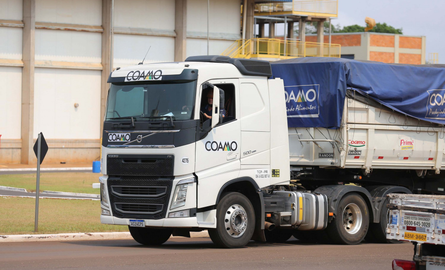 Feito no parana Coamo FEITO NO PARANA - Coamo cooperativa agro-industrial , a maior cooperativa da América Latina, com sede em Campo Mourão. Tem na linha alimentícia as marcas Primê, Sollus, Dualis e Anniela produz óleo de soja refinado, café torrado e moído, margarinas, farinha de trigo e gordura vegetal hidrogenada. 09/10/2020 - Foto: Geraldo Bubniak/AEN