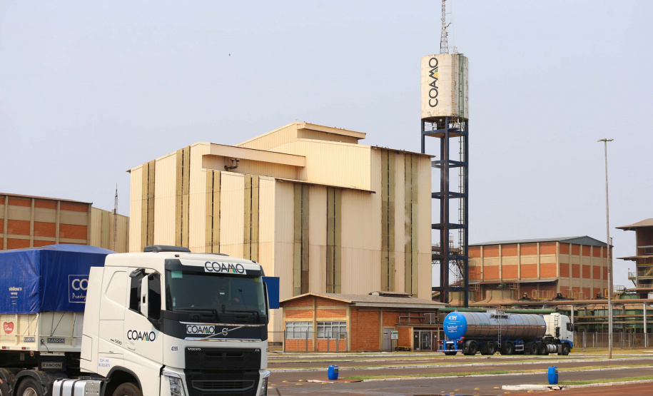 Feito no parana Coamo FEITO NO PARANA - Coamo cooperativa agro-industrial , a maior cooperativa da América Latina, com sede em Campo Mourão. Tem na linha alimentícia as marcas Primê, Sollus, Dualis e Anniela produz óleo de soja refinado, café torrado e moído, margarinas, farinha de trigo e gordura vegetal hidrogenada. 09/10/2020 - Foto: Geraldo Bubniak/AEN