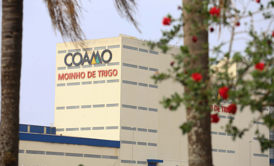 Feito no parana Coamo FEITO NO PARANA - Coamo cooperativa agro-industrial , a maior cooperativa da América Latina, com sede em Campo Mourão. Tem na linha alimentícia as marcas Primê, Sollus, Dualis e Anniela produz óleo de soja refinado, café torrado e moído, margarinas, farinha de trigo e gordura vegetal hidrogenada. 09/10/2020 - Foto: Geraldo Bubniak/AEN