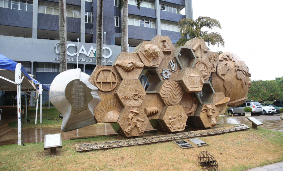 Feito no parana Coamo FEITO NO PARANA - Coamo cooperativa agro-industrial , a maior cooperativa da América Latina, com sede em Campo Mourão. Tem na linha alimentícia as marcas Primê, Sollus, Dualis e Anniela produz óleo de soja refinado, café torrado e moído, margarinas, farinha de trigo e gordura vegetal hidrogenada. 09/10/2020 - Foto: Geraldo Bubniak/AEN