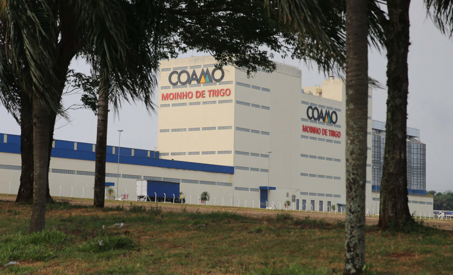 Feito no parana Coamo FEITO NO PARANA - Coamo cooperativa agro-industrial , a maior cooperativa da América Latina, com sede em Campo Mourão. Tem na linha alimentícia as marcas Primê, Sollus, Dualis e Anniela produz óleo de soja refinado, café torrado e moído, margarinas, farinha de trigo e gordura vegetal hidrogenada. 09/10/2020 - Foto: Geraldo Bubniak/AEN