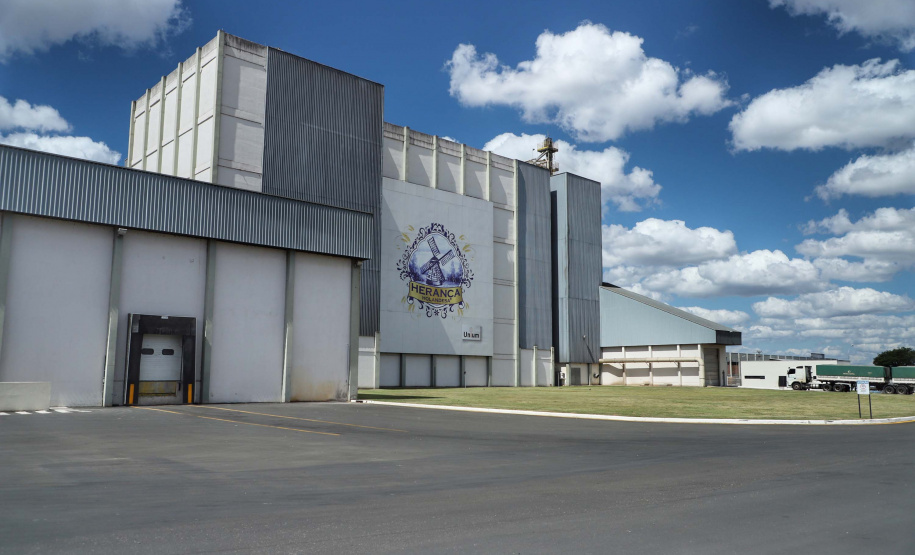 Em Ponta Grossa, o moinho Herança Holandesa, do grupo Unium - que reúne as cooperativas Frísia, Castrolanda e Capal - foi pensado para produzir farinhas especiais para linhas industriais do mercado B2B, como é conhecida a produção para outras marcas.
No entanto, em 2017, a empresa investiu em tecnologia, ampliou seu mix e iniciou a produção de farinhas para uso doméstico.