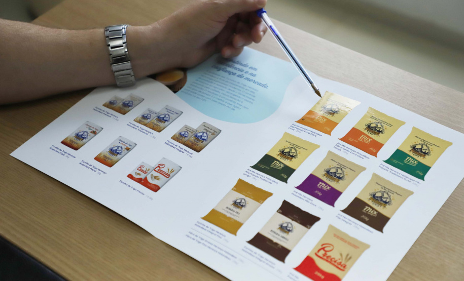 Em Ponta Grossa, o moinho Herança Holandesa, do grupo Unium - que reúne as cooperativas Frísia, Castrolanda e Capal - foi pensado para produzir farinhas especiais para linhas industriais do mercado B2B, como é conhecida a produção para outras marcas.
No entanto, em 2017, a empresa investiu em tecnologia, ampliou seu mix e iniciou a produção de farinhas para uso doméstico.