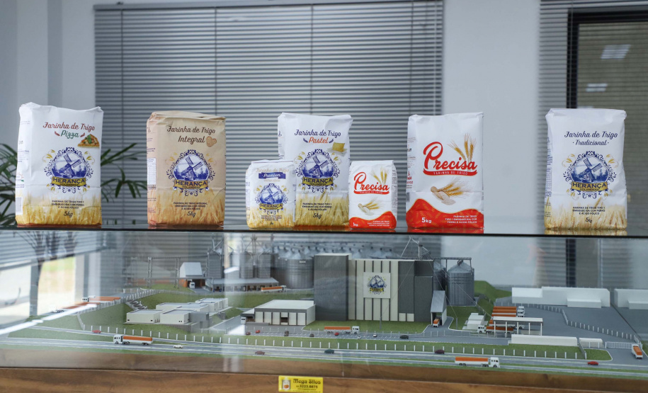 Em Ponta Grossa, o moinho Herança Holandesa, do grupo Unium - que reúne as cooperativas Frísia, Castrolanda e Capal - foi pensado para produzir farinhas especiais para linhas industriais do mercado B2B, como é conhecida a produção para outras marcas.
No entanto, em 2017, a empresa investiu em tecnologia, ampliou seu mix e iniciou a produção de farinhas para uso doméstico.