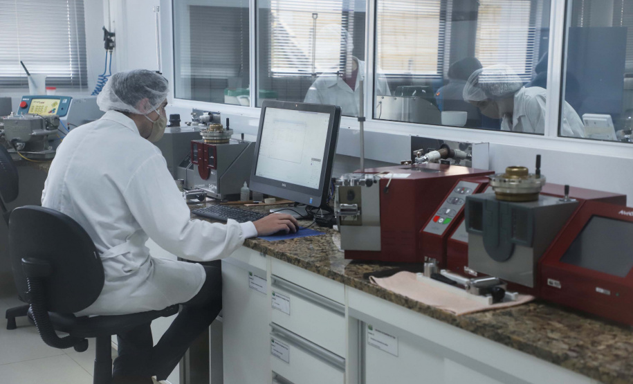 Em Ponta Grossa, o moinho Herança Holandesa, do grupo Unium - que reúne as cooperativas Frísia, Castrolanda e Capal - foi pensado para produzir farinhas especiais para linhas industriais do mercado B2B, como é conhecida a produção para outras marcas.
No entanto, em 2017, a empresa investiu em tecnologia, ampliou seu mix e iniciou a produção de farinhas para uso doméstico.