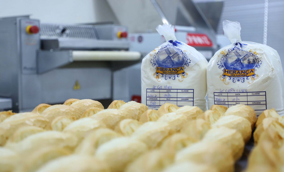 Em Ponta Grossa, o moinho Herança Holandesa, do grupo Unium - que reúne as cooperativas Frísia, Castrolanda e Capal - foi pensado para produzir farinhas especiais para linhas industriais do mercado B2B, como é conhecida a produção para outras marcas.
No entanto, em 2017, a empresa investiu em tecnologia, ampliou seu mix e iniciou a produção de farinhas para uso doméstico.