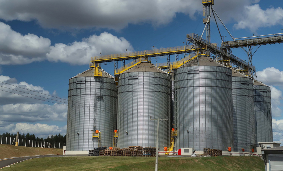Em Ponta Grossa, o moinho Herança Holandesa, do grupo Unium - que reúne as cooperativas Frísia, Castrolanda e Capal - foi pensado para produzir farinhas especiais para linhas industriais do mercado B2B, como é conhecida a produção para outras marcas.
No entanto, em 2017, a empresa investiu em tecnologia, ampliou seu mix e iniciou a produção de farinhas para uso doméstico.