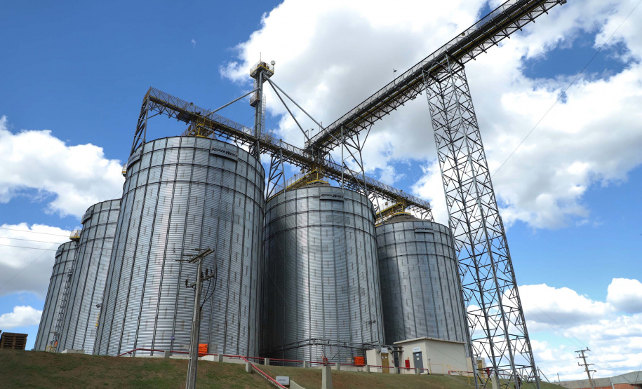 Em Ponta Grossa, o moinho Herança Holandesa, do grupo Unium - que reúne as cooperativas Frísia, Castrolanda e Capal - foi pensado para produzir farinhas especiais para linhas industriais do mercado B2B, como é conhecida a produção para outras marcas.
No entanto, em 2017, a empresa investiu em tecnologia, ampliou seu mix e iniciou a produção de farinhas para uso doméstico.