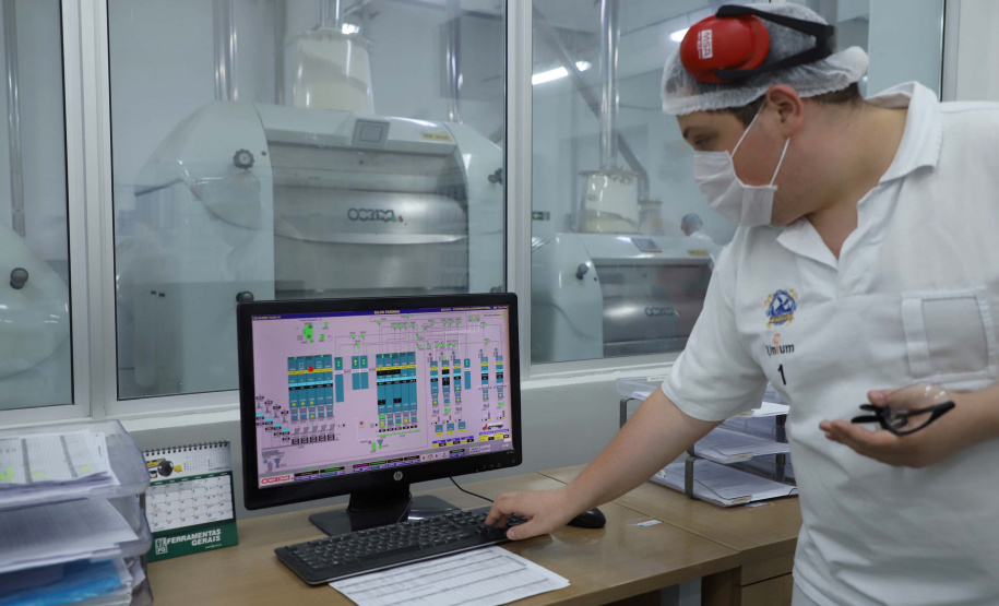 Em Ponta Grossa, o moinho Herança Holandesa, do grupo Unium - que reúne as cooperativas Frísia, Castrolanda e Capal - foi pensado para produzir farinhas especiais para linhas industriais do mercado B2B, como é conhecida a produção para outras marcas.
No entanto, em 2017, a empresa investiu em tecnologia, ampliou seu mix e iniciou a produção de farinhas para uso doméstico.