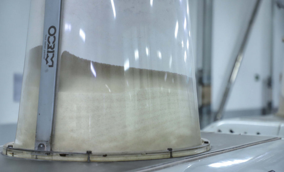 Em Ponta Grossa, o moinho Herança Holandesa, do grupo Unium - que reúne as cooperativas Frísia, Castrolanda e Capal - foi pensado para produzir farinhas especiais para linhas industriais do mercado B2B, como é conhecida a produção para outras marcas.
No entanto, em 2017, a empresa investiu em tecnologia, ampliou seu mix e iniciou a produção de farinhas para uso doméstico.