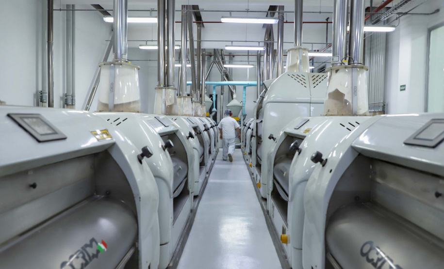 Em Ponta Grossa, o moinho Herança Holandesa, do grupo Unium - que reúne as cooperativas Frísia, Castrolanda e Capal - foi pensado para produzir farinhas especiais para linhas industriais do mercado B2B, como é conhecida a produção para outras marcas.
No entanto, em 2017, a empresa investiu em tecnologia, ampliou seu mix e iniciou a produção de farinhas para uso doméstico.