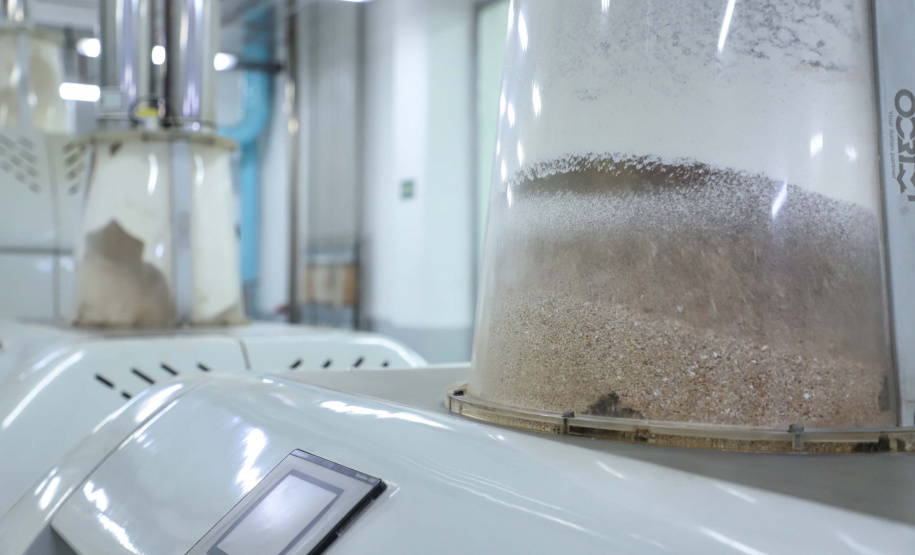 Em Ponta Grossa, o moinho Herança Holandesa, do grupo Unium - que reúne as cooperativas Frísia, Castrolanda e Capal - foi pensado para produzir farinhas especiais para linhas industriais do mercado B2B, como é conhecida a produção para outras marcas.
No entanto, em 2017, a empresa investiu em tecnologia, ampliou seu mix e iniciou a produção de farinhas para uso doméstico.