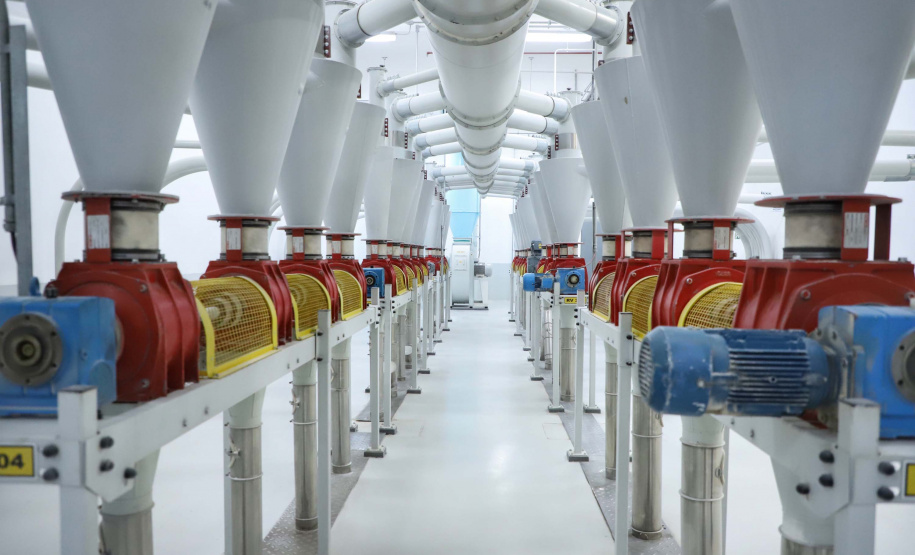 Em Ponta Grossa, o moinho Herança Holandesa, do grupo Unium - que reúne as cooperativas Frísia, Castrolanda e Capal - foi pensado para produzir farinhas especiais para linhas industriais do mercado B2B, como é conhecida a produção para outras marcas.
No entanto, em 2017, a empresa investiu em tecnologia, ampliou seu mix e iniciou a produção de farinhas para uso doméstico.