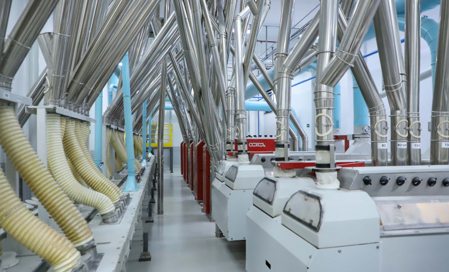 Em Ponta Grossa, o moinho Herança Holandesa, do grupo Unium - que reúne as cooperativas Frísia, Castrolanda e Capal - foi pensado para produzir farinhas especiais para linhas industriais do mercado B2B, como é conhecida a produção para outras marcas.
No entanto, em 2017, a empresa investiu em tecnologia, ampliou seu mix e iniciou a produção de farinhas para uso doméstico.